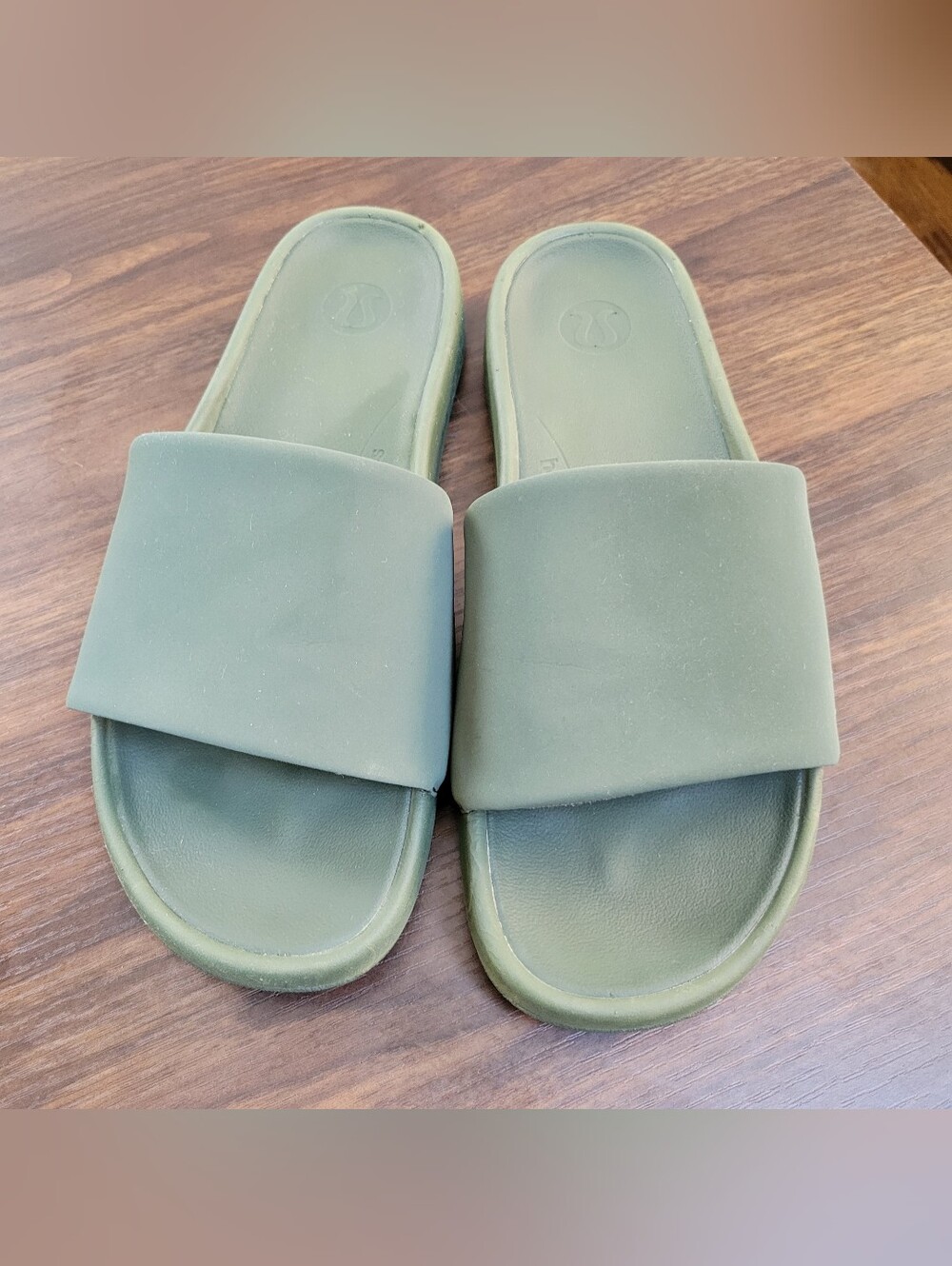 Lululemon Green Restfeel Slides Men Size 9 Gym Leisure Comfort